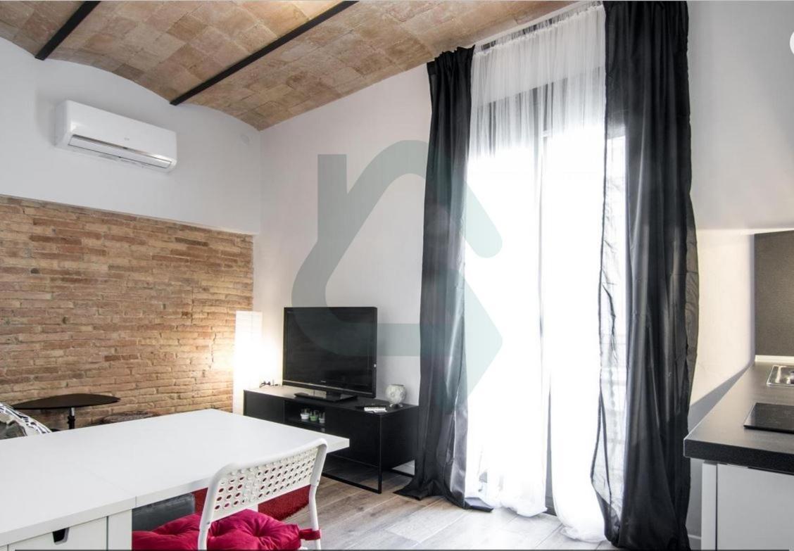 Cozy Apartment In Sants Barcelona Exterior photo